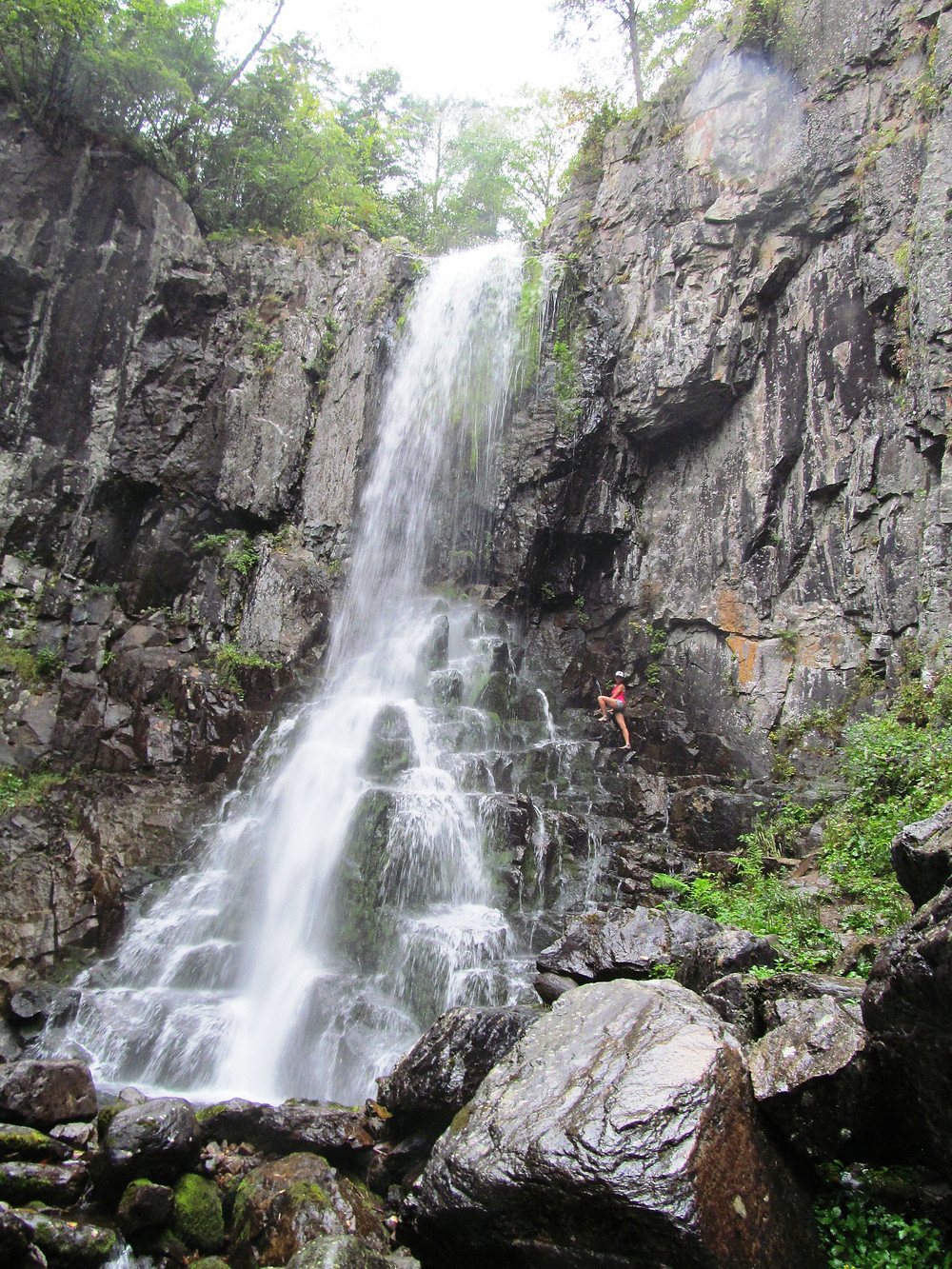 Беневские водопады являются уникальным геоморфологическим (комплексным) объектом природы регионального значения. Benevskoj Vodopad Ili 2 Chasa Bosikom Po Lesu