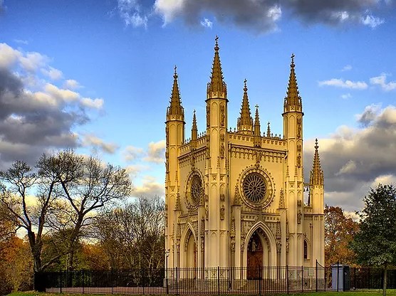 Борис акунин живёт в подколокольном переулке, в районе той самой хитровки, где происходит действие его романов. Individualnaya Ekskursiya Zhemchuzhiny Petergofa Ot Gida Vadima Drozdova